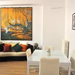 Casa Con Giardinetto Al Centro Di *