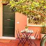 Casa Con Giardinetto Al Centro Di