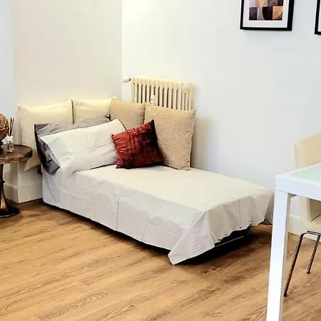 Casa Con Giardinetto Al Centro Di Apartamento