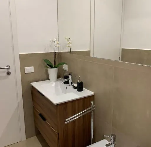 Casa Con Giardinetto Al Centro Di Daire Roma