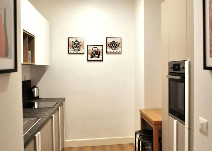 Daire Casa Con Giardinetto Al Centro Di *
