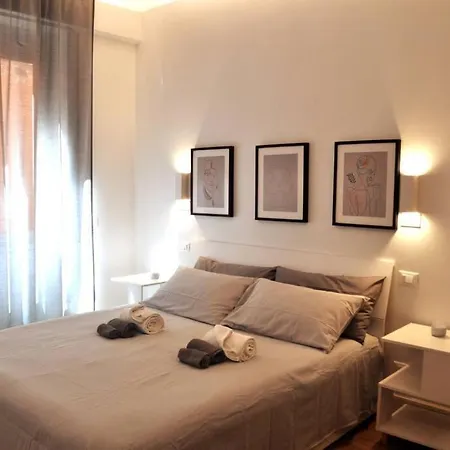 Casa Con Giardinetto Al Centro Di ローマ