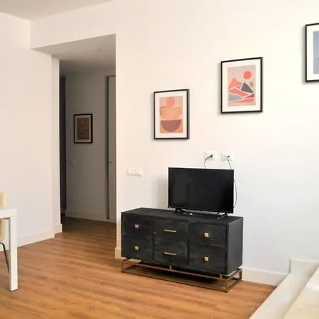 Casa Con Giardinetto Al Centro Di