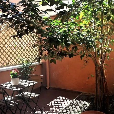 Casa Con Giardinetto Al Centro Di Apartment