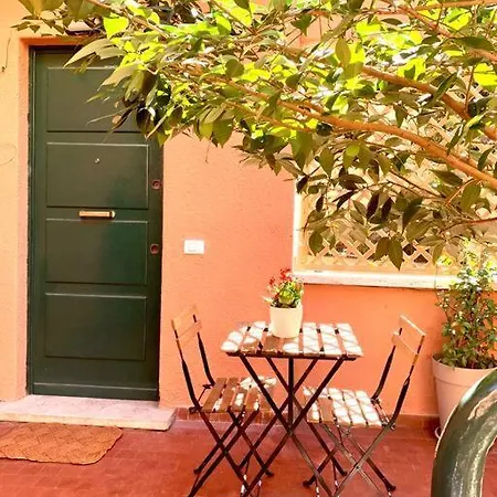 Casa Con Giardinetto Al Centro Di