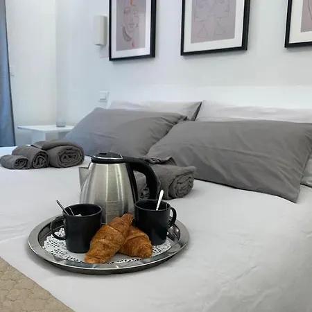 Casa Con Giardinetto Al Centro Di *